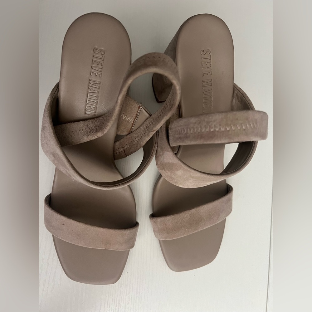New Steve Madden Taupe Heels Modern Design size10 Note marking on shoe.